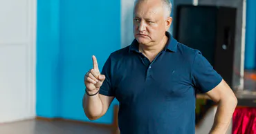 Конфликт вокруг церкви в Деренеу: священник Молдавской митрополии забаррикадировался с детьми