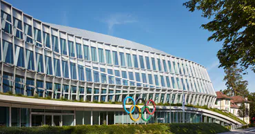 МОК пустит в женские соревнования только биологических женщин