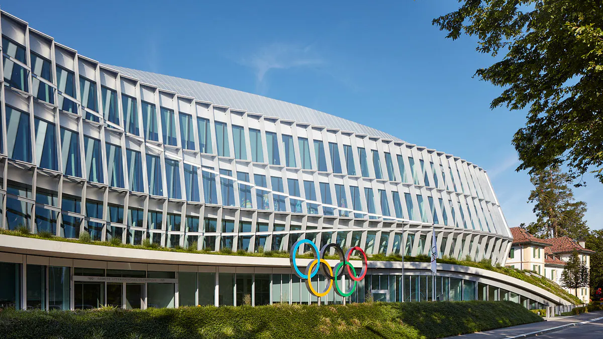 МОК пустит в женские соревнования только биологических женщин