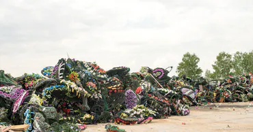 В Молдове могут запретить пластиковые венки на кладбищах