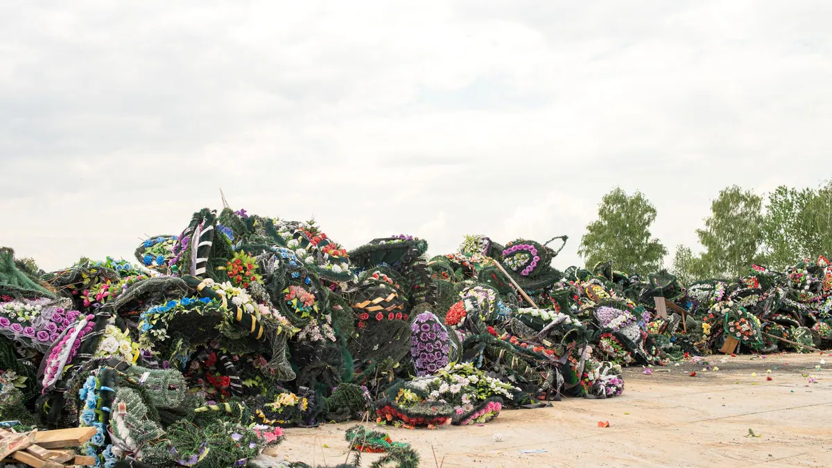 В Молдове могут запретить пластиковые венки на кладбищах