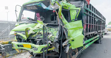 В Дубоссарах мусоровоз с газовыми баллонами врезался в столб