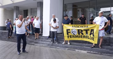 Farmers from the Forța Fermierilor association protesting in front of a government building in Moldova.