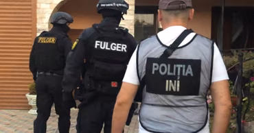 Moldovan police officers from Fulger and INI units conducting a search operation.