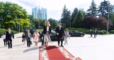Moldovan and Swedish officials walking on a red carpet at an official meeting.