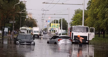 Cars stuck in a flooded street in Chisinau during heavy rain.