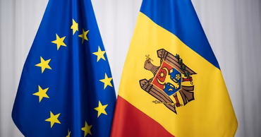 Flags of the European Union and the Republic of Moldova standing side by side.