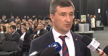 Alexandru Munteanu speaking to journalists at an official event.