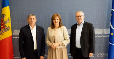 Igor Grosu with PACE co-rapporteurs Zanda Kalniņa-Lukaševica and Antonio Gutiérrez Limones in the Moldovan Parliament.