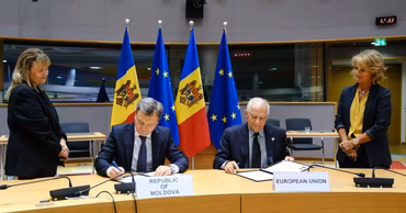 Official signing ceremony between representatives of Moldova and the European Union.