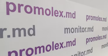 A wall with the logos and website addresses of Promo-LEX and monitor.md.
