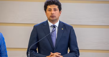 Radu Marian speaking at a podium in the Moldovan Parliament.