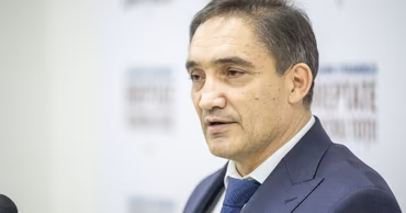 Alexandr Stoianoglo speaking at a press conference.
