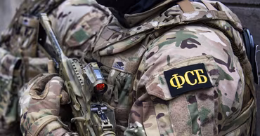 A close-up of an FSB officer in tactical gear with an FSB patch.