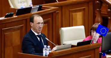 Fedor Gagauz speaking at a podium in the Moldovan Parliament.