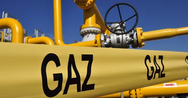 Yellow industrial gas pipeline with the word GAZ written on it.