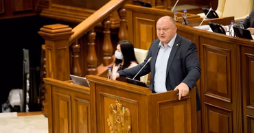 Vasile Tofan speaking from the podium in the Moldovan Parliament.