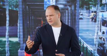 Ion Ceban, Mayor of Chisinau, speaking at an event.