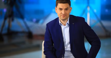 Portrait of Alexandru Versinin in a studio setting.