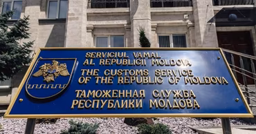 The official sign of the Customs Service of the Republic of Moldova in front of their building.