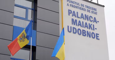 The Palanca-Maiaki-Udobnoe border crossing point building with Moldovan and Ukrainian flags.