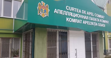 The entrance to the Komrat Court of Appeal building with signage in multiple languages.