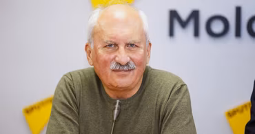 Ilya Trombitsky, an environmental expert, sitting at a press conference.