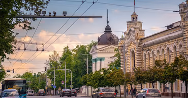Traffic on Stefan cel Mare boulevard in Chisinau with the National History Museum in the background.