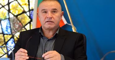 Stefan Botnar sitting at a table during a meeting.