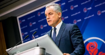 Vladimir Plahotniuc speaking at a podium with a PDM party background.