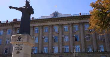 The statue of Stefan cel Mare in front of the Balti City Hall building.