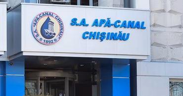 The entrance and sign of the Apa-Canal Chisinau headquarters building.
