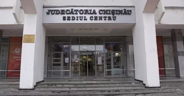 The entrance to the Chisinau Court, Centru branch.