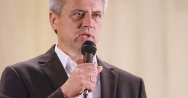 Dmitry Chubashenko speaking into a microphone.