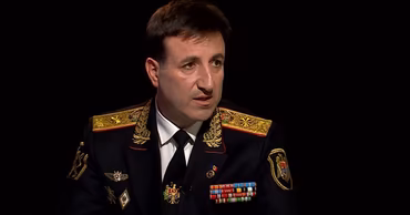 Viorel Cernăuțeanu, head of the General Police Inspectorate, in uniform.