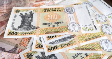 A pile of Moldovan 500 lei banknotes featuring the portrait of Stephen the Great.