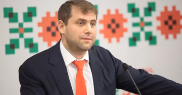 Ilan Shor speaking at a press conference.