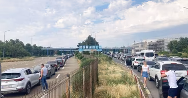 Cars waiting in a long queue at the Leuseni-Albita border crossing point.