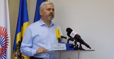 Iurie Razlovan speaking at a press conference at the Termoelectrica headquarters.