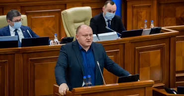 Vasile Bolea speaking from the podium in the Moldovan Parliament.