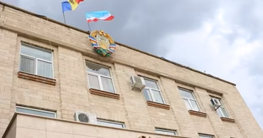The building of the People's Assembly of Gagauzia with Moldovan and Gagauz flags.