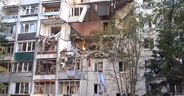 A damaged apartment building facade following a gas explosion in Căinari.
